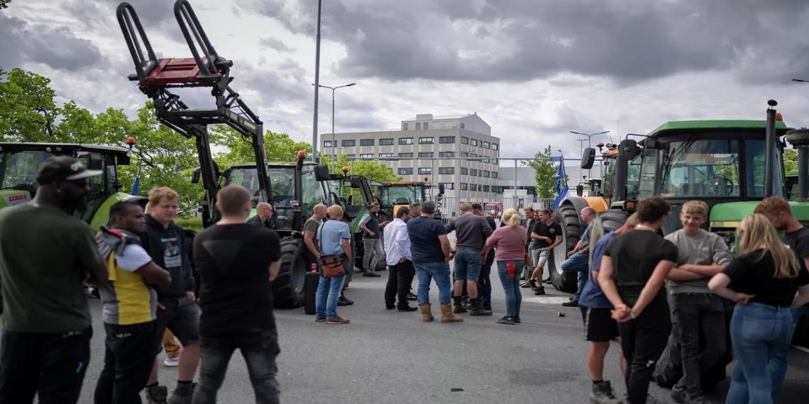 مزارعون يمنعون الوصول إلى مركز توزيع سوبر ماركت ألبرت هايجن في هولندا.صورة.AP