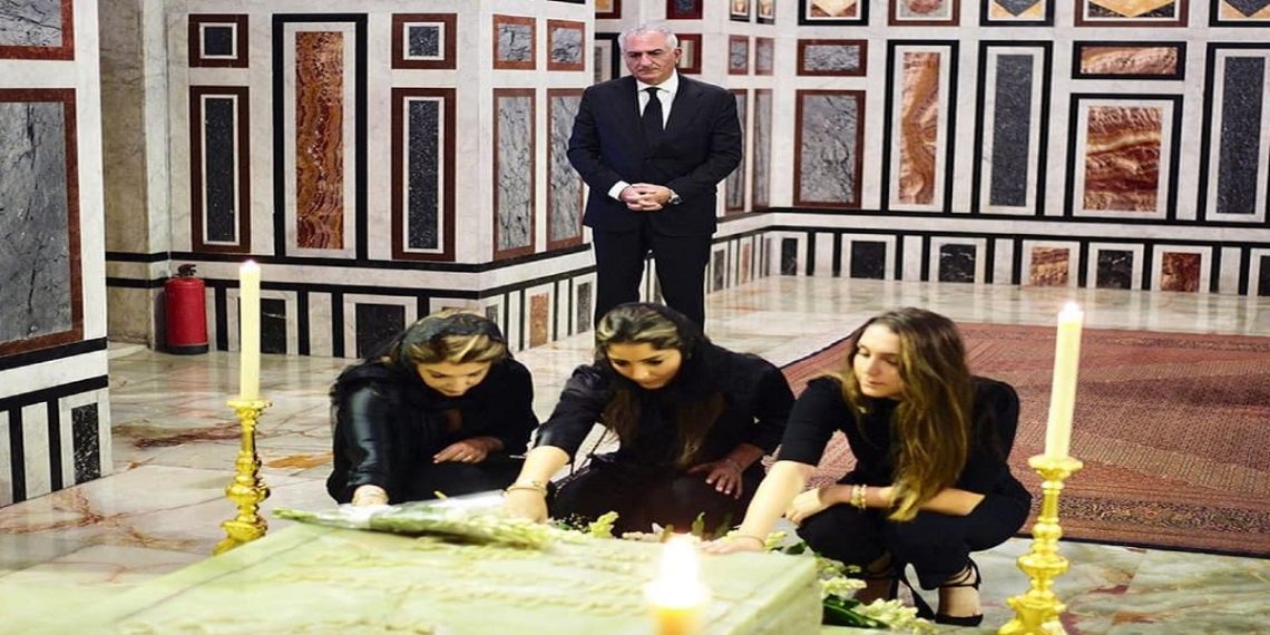 آخر ولي عهد في إيران وبناته أمام قبر الشاه بالقاهرة بمسجد الرفاعي.صورة.فيسبوك