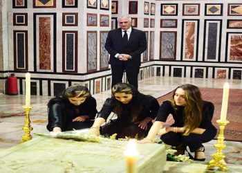 آخر ولي عهد في إيران وبناته أمام قبر الشاه بالقاهرة بمسجد الرفاعي.صورة.فيسبوك