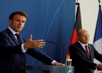 الرئيس الفرنسي، إيمانويل ماكرون، والمستشار الألماني، أولاف شولتز.صورة.العين الإماراتية