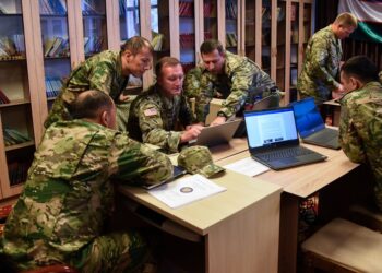 جنود من الحرس الوطني الأميركي وطيارون أميركيون إلى جانب شركاء متعددي الجنسيات خلال تدريبات بطاجيكستان