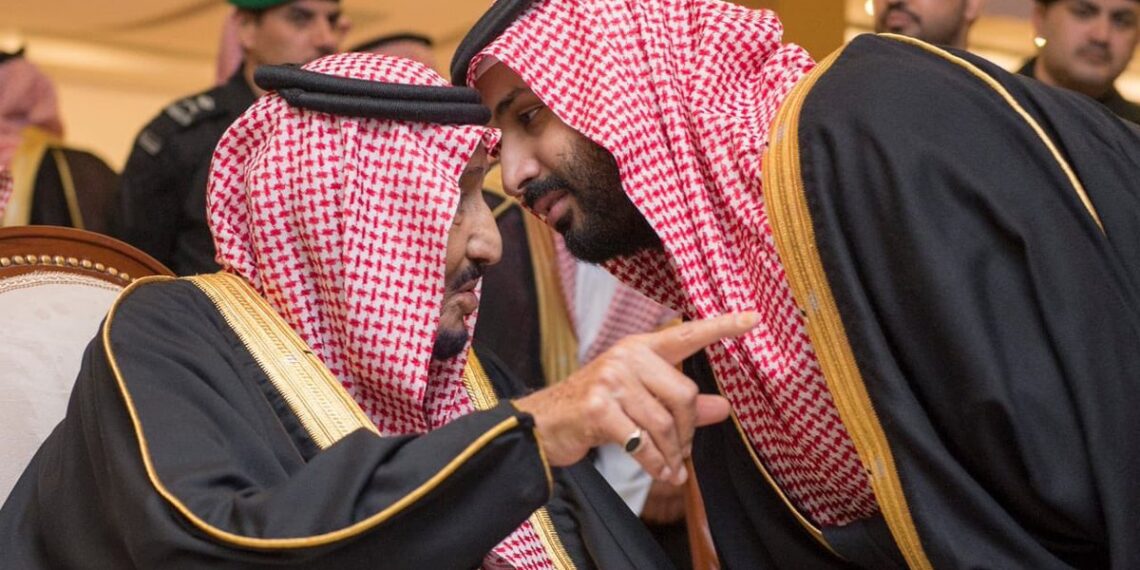 الملك سلمان بن عبد العزيز وولي العهد السعودي، محمد بن سلمان.صورة.الخليج أونلاين
