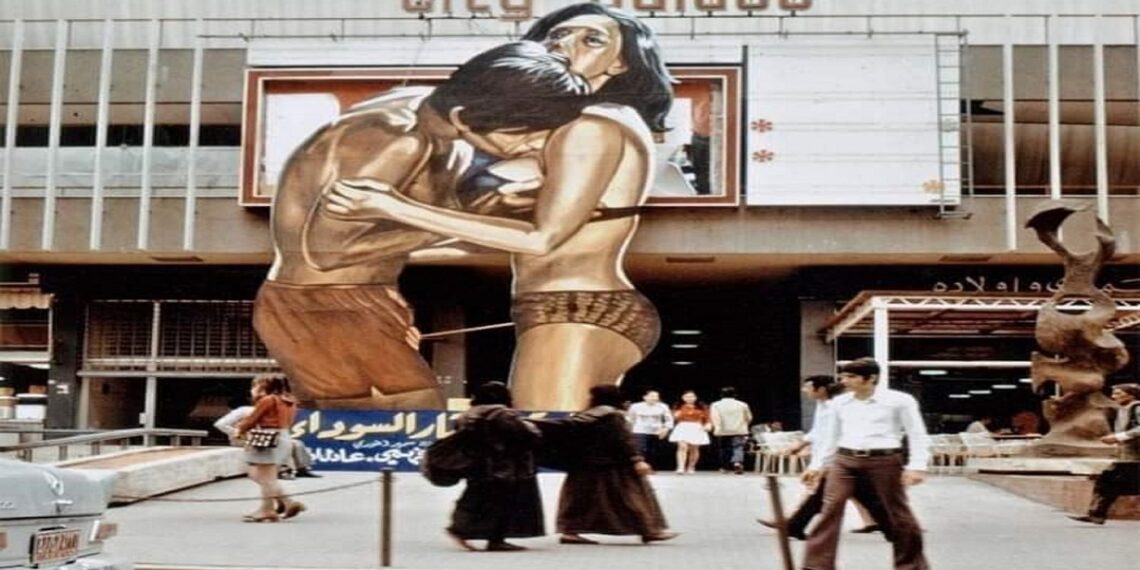 ملصق فيلم سيدة الأقمار السوداء لحسين فهمي أمام سينما في بيروت ١٩٧٢.صورة.تويتر