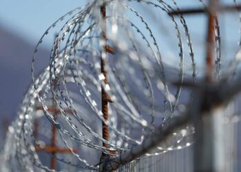 جدار عازل على الحدود