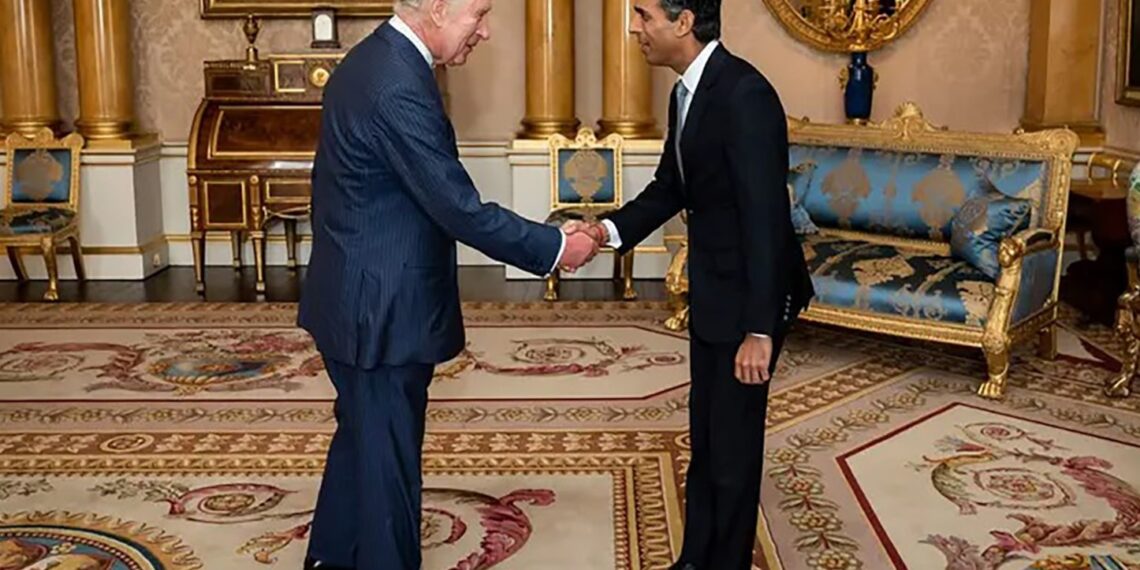 سوناك يتعهّد بإصلاح “أخطاء” تراس خلال لقاء الملك تشارلز