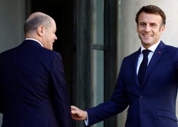 إيمانويل ماكرون، وأولاف شولتز.صورة.رويترز