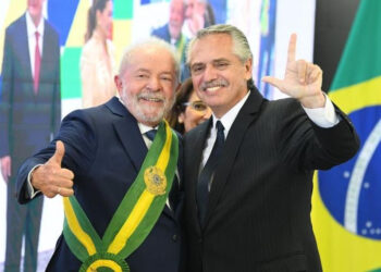 الرئيس البرازيلي لولا دا سيلفا يقترح إنشاء عملات مشتركة بين البريكس والميركوسور.صورة. ruposters.ru