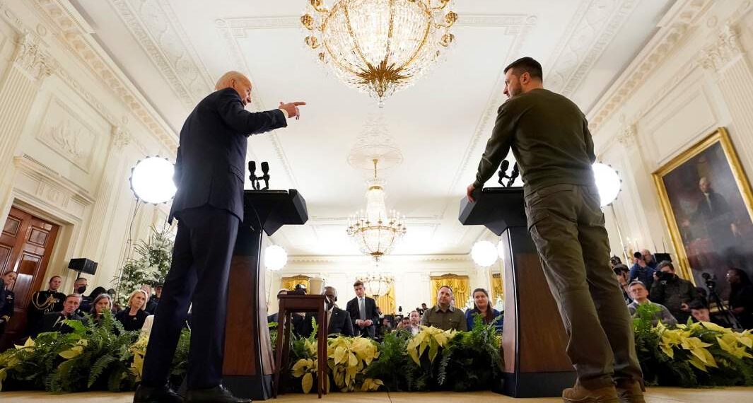 جو بايدن، وفولوديمير زيلنيسكي.صورة.رويترز