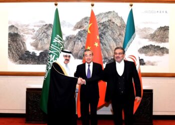 أمين المجلس الأعلى للأمن القومي الإيراني عليّ شمخاني، ووزير الخارجية الصيني وانج يي، ومستشار الأمن الوطني السعودي مساعد بن محمد العيبان