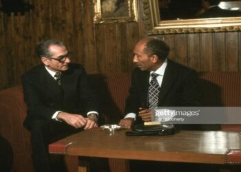 الرئيس المصري محمد أنور السادات وشاه إيران محمد رضا بهلوي