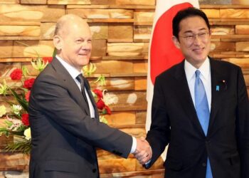 المستشار الألماني أولاف شولتز ورئيس الوزراء الياباني فوميو كيشيدا.صورة.رويترز