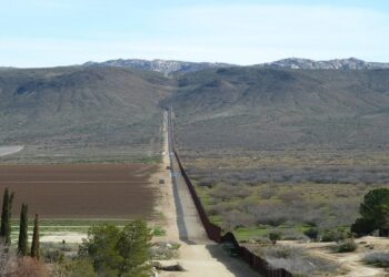 الحدود الأمريكية المكسيكية.صورة.ريا نوفوستي