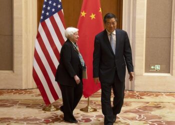 وزيرة الخزانة الأمريكية جانيت يلين، ونائب رئيس مجلس الدولة الصيني للشؤون الاقتصادية هي ليفين.صورة.AP