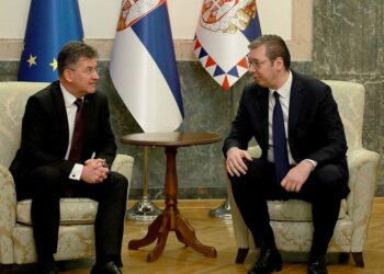 الرئيس الصربي ألكسندر فوسيتش، مبعوث الاتحاد الأوروبي إلى البلقان، ميروسلاف لاجاك.صورة.GETTY