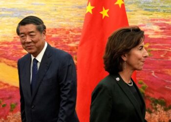 وزيرة التجارة الأمريكية جينا ريموندو ونظيرها الصيني، وانغ وينتاو.صورة.رويترز