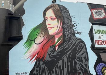 جدارية "مهسا أميني" على واجهة أحد المحال التجارية بشارع "ميلروز" Melrose بمدينة لوس أنجلوس الأمريكية