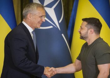 الأمين العام لحلف شمال الأطلسي ينس ستولتنبرغ والرئيس الأوكراني فلوديمير زيلينسكي.صورة.الوكالة الفرنسية