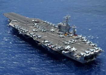 حاملة الطائرات الأمريكية "يو إس إس دوايت أيزنهاور" USS Dwight D. Eisenhower (CVN 69) تصل البحر الأحمر أواخر العام الماضي استعدادًا لتوجيه ضربات إلى الحوثيين