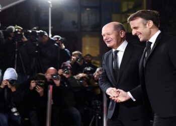 إيمانويل ماكرون، وأولاف شولتز.صورة.رويترز
