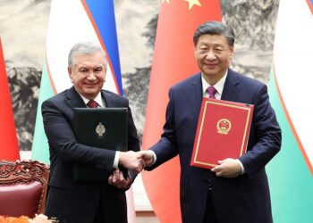 شي جين بينغ، ورئيس أوزبكستان شوكت ميرزيوييف.صورة.رويترز