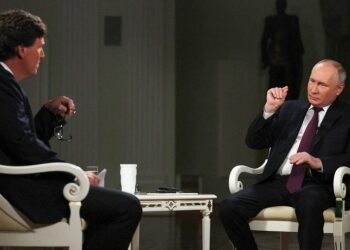 فلاديمير بوتين، والصحفي الأمريكي تاكر كارلسون.صورة.ريا نوفوستي