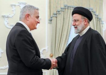 الرئيس الإيراني إبراهيم رئيسي، ونائب رئيس الوزراء الأرميني مهير غريغوريان.صورة.الرئاسة الإيرانية