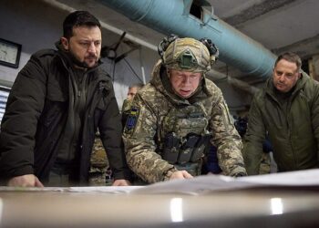 فولوديمير زيلينسكي، والقائد الجديد للقوات الأوكرانية، ألكسندر سيرسكي.صورة.الشبكات الاجتماعية