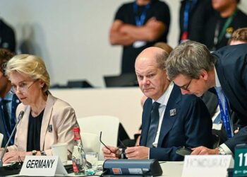 المستشار الألماني، أولاف شولتز، ورئيسة المفوضية الأوروبية أورسولا فون دير لاين.صورة.AFP