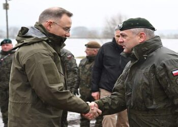 الرئيس البولندي أندريه دودا ورئيس الأركان العامة للقوات المسلحة البولندية فيسلاف كوكولا قبل بدء مناورات Dragon-24 في كورزينوفو، شمال بولندا. يعد Dragon-24 جزءًا من تدريبات الناتو واسعة النطاق Steadfast Defender 2024