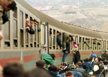 لاجئون من كوسوفو بالقرب من الحدود مع مقدونيا، 2 أبريل 1999