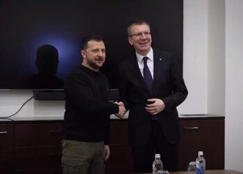 الرئيس الأوكراني فلاديمير زيلينسكي، ورئيس لاتفيا إدغارس رينكيفيتش.صورة.الشبكات الاجتماعية