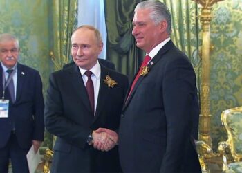 فلاديمير بوتين، ونظيره الكوبي، ميغيل دياز كانيل بيرموديز.صورة.إزفستيا