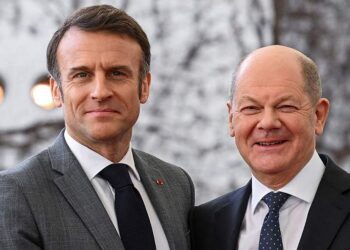 أولاف شولتز، وإيمانويل ماكرون.صورة.رويترز