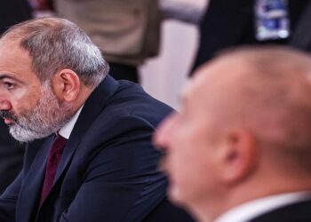 رئيس وزراء أرمينيا نيكول باشينيان والرئيس الأذربيجاني إلهام علييف (من اليسار إلى اليمين).صورة.تاس