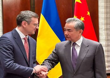 وزير الخارجية الصيني، وانغ وي، ونظيره الأوكراني ديمتري كوليبا.صورة.إكس