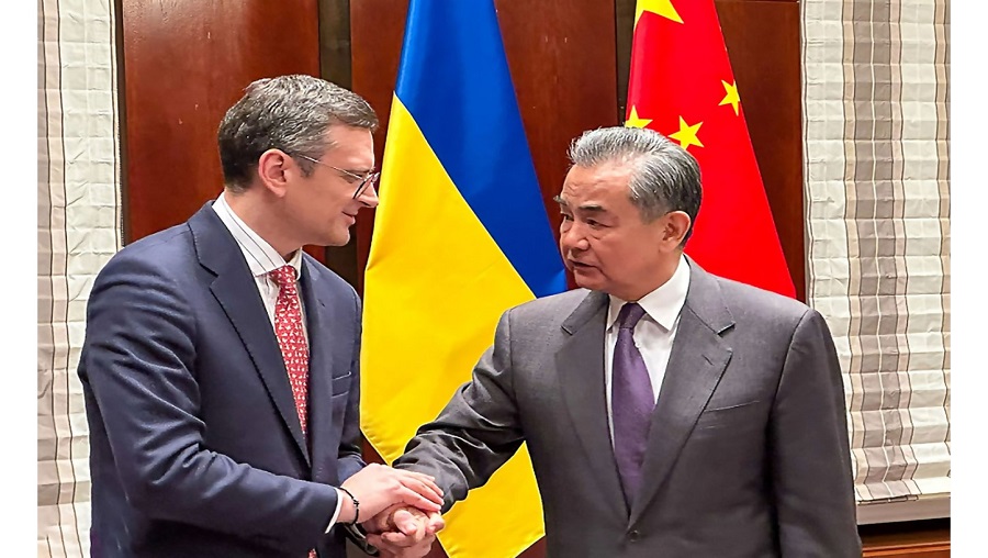 وزير الخارجية الصيني، وانغ وي، ونظيره الأوكراني ديمتري كوليبا.صورة.إكس