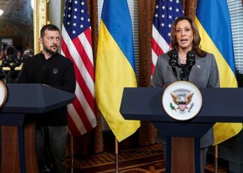 كامالا هاريس، وفولوديمير زيلينسكي.صورة.رويترز