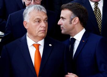 فيكتور أوربان، وإيمانويل ماكرون.صورة.رويترز