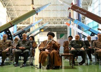 عليّ خامنئي في معرض أسلحة القوات الجوفضائية بالحرس الثوري عام 2023