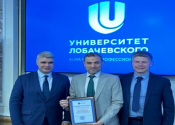 د.عمرو الديب، ود. رومان جريجوريفيتش سترونجين-رئيس الجامعة، د. ألكسندر بيدني نائب رئيس الجامعة للتعاون الدولي