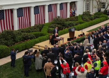 الرئيس الأمريكي دونالد ترامب يوقع على أمر التعريفات الجمركية، 2 أبريل 2025.رويترز