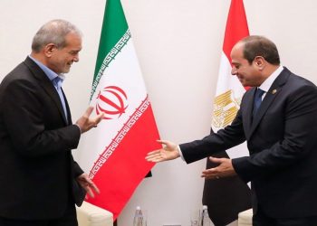 الرئيس عبد الفتاح السيسي ونظيره الإيراني مسعود بزشكيان