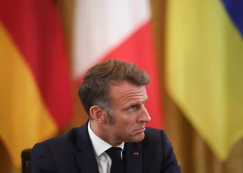 ماكرون يواجه أزمة خانقة بعد سقوط حكومة بايرو وحجب الثقة في البرلمان الفرنسي