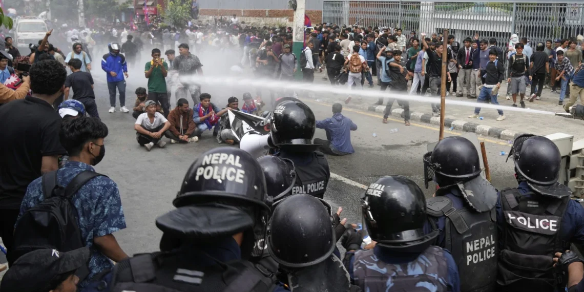 ماكرون يواجه أزمة خانقة بعد سقوط حكومة بايرو وحجب الثقة في البرلمان الفرنسي