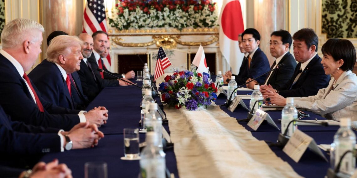 ترامب يشيد برئيسة وزراء اليابان ساناي تاكائيتشي خلال زيارته إلى طوكيو