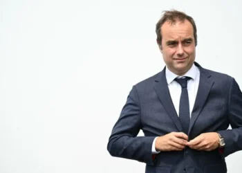 رئيس الوزراء الفرنسي يعلّق إصلاح نظام التقاعد في محاولة لإنقاذ حكومته من السقوط