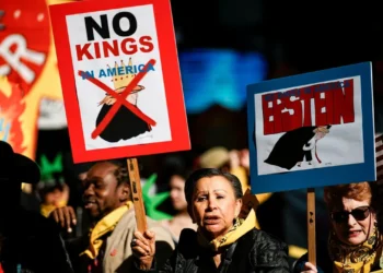 عشرات الآلاف يتظاهرون في الولايات المتحدة ضد ما وصفوه بـ«نزعة استبدادية» في إدارة ترامب