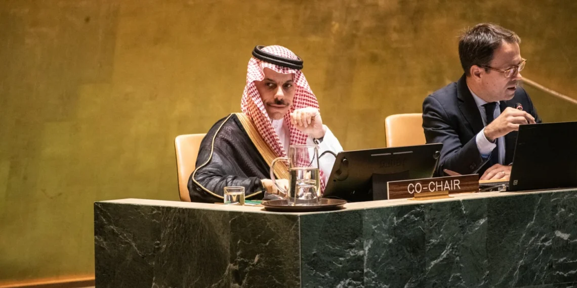 القيادة الصينية تتعهد بتعزيز الاستهلاك المحلي وتسريع الاكتفاء الذاتي في التكنولوجيا المتقدمة خلال خمس سنوات