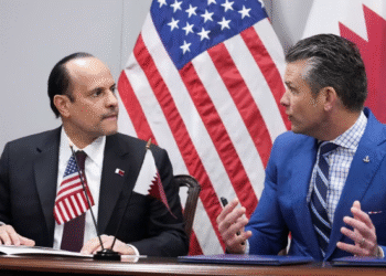 ماكرون يعيد تعيين سيباستيان لوكورنو رئيساً للوزراء وسط أسوأ أزمة سياسية تمر بها فرنسا منذ عقود