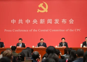 القيادة الصينية تتعهد بتعزيز الاستهلاك المحلي وتسريع الاكتفاء الذاتي في التكنولوجيا المتقدمة خلال خمس سنوات